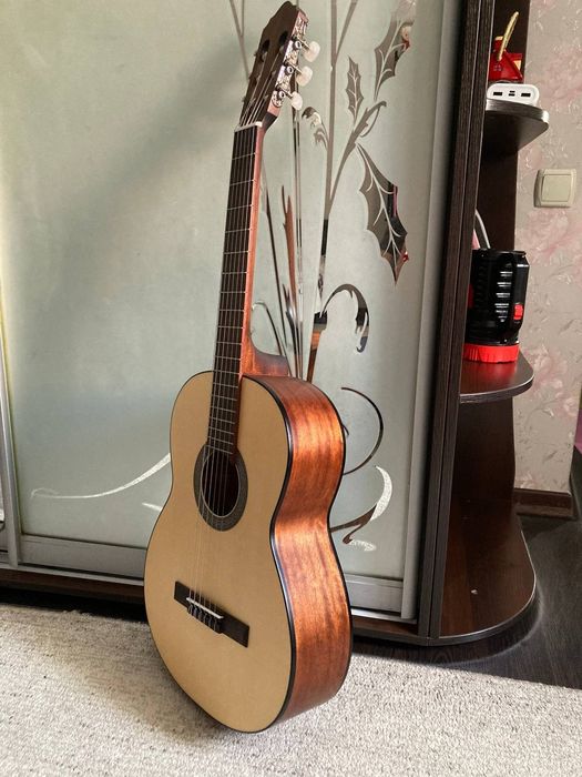 Классическая гитара и чехол