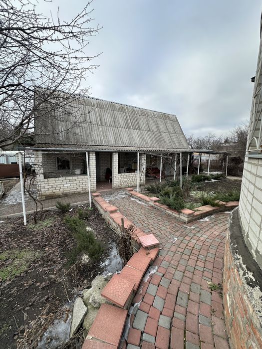 Продам двоповерховий житловий будинок у м. Лозова