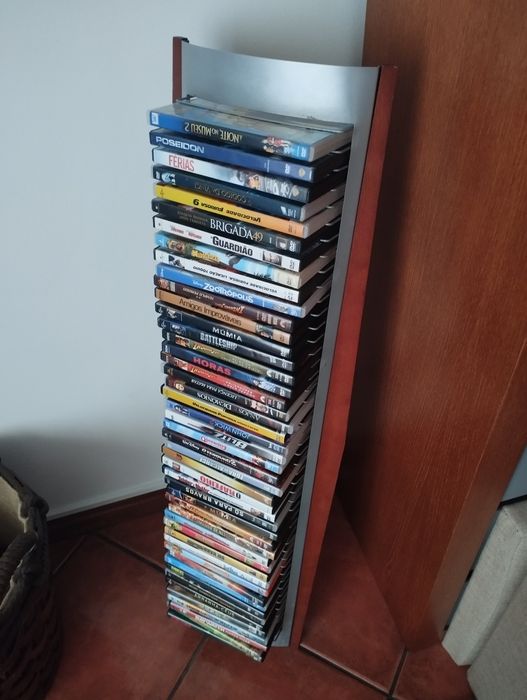 Estante para DVDs com DVDs e aparelho
