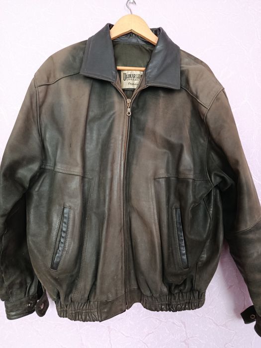 Шкіряна чоловіча куртка.
