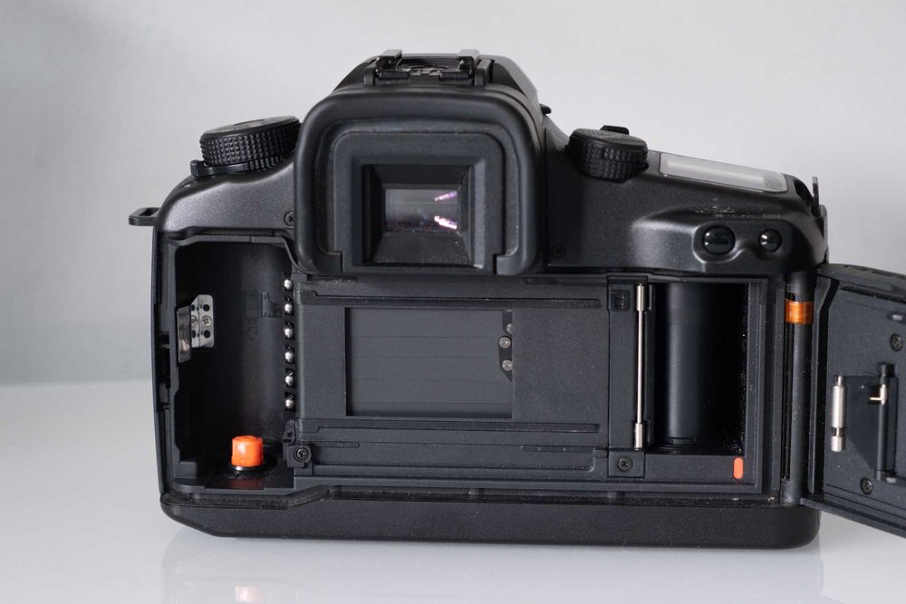 Câmara Fotográfica Analógica - Canon EOS 30 + Canon EF 50mm F1.8 STM