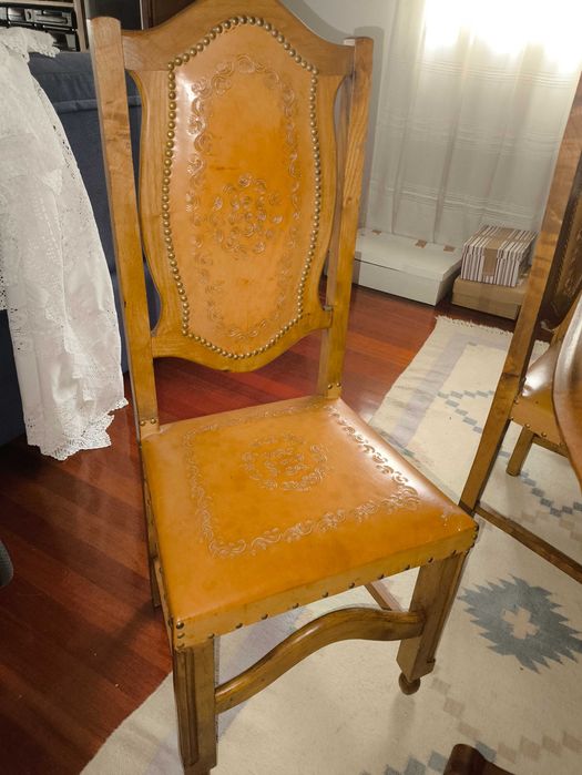 Sala de jantar em Castanho