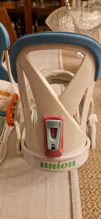 Fixações de Snowboard Union Rosa Rapariga. 
Com algumas marcas de uso