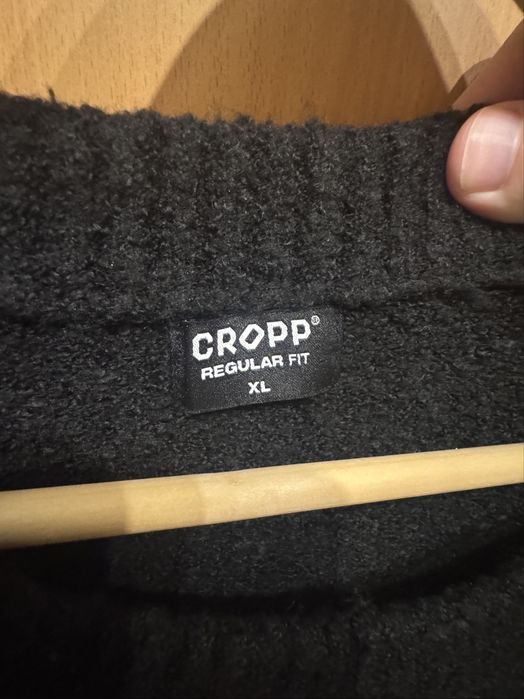 Czarny sweter Regular Fit Cropp