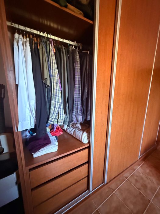 Roupeiro com três portas