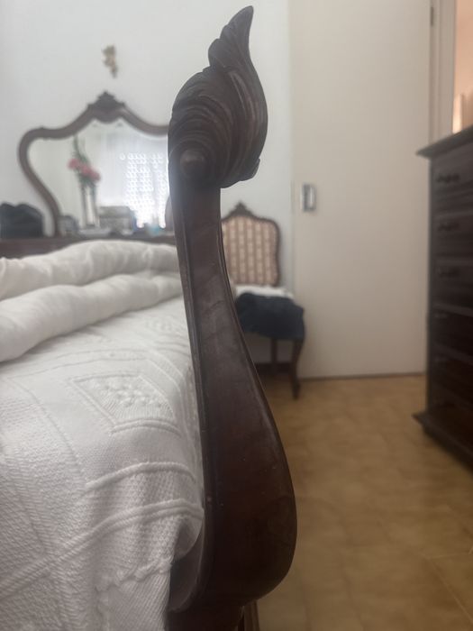 Cama de casal em Madeira com Colchao