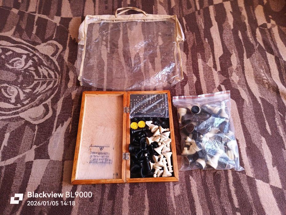 Шахматы,шашки,домино карболит - времён СССР 1979 год,доска 36 на 36 см