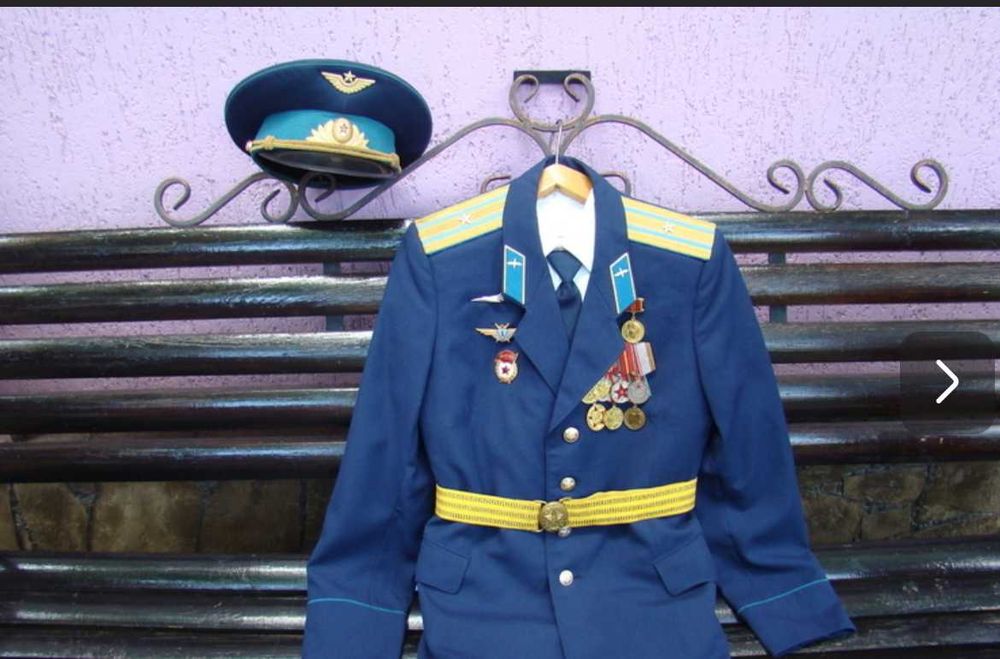 Pełny komplet munduru wyjściowego majora Sił Powietrznych ZSRR. Rozmiar 48 (na wzrost do 175 cm). Czapka z daszkiem w rozmiarze 56.