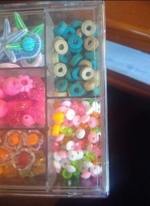Caixa com missangas para colares ou pulseiras para crianças