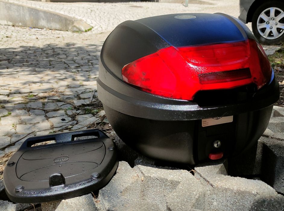 Top Case Givi com suporte e encosto para pendura