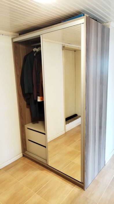 Guarda-fatos/Roupeiro feito à medida de 2 portas com 1 espelhada