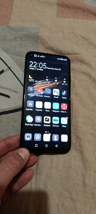 Телефон Huawei P40 lite пам'ять 6/128, NFC, працює швидко, смуга на екрані яка не впливає на користування.