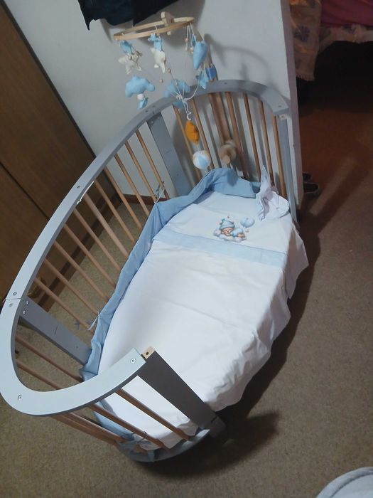 Tou a vender uma cama de bebe.