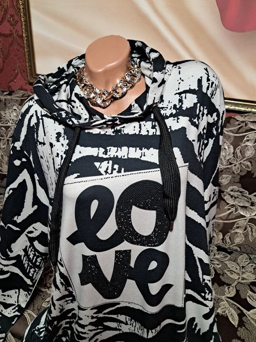 Спортивное платье сукня с капюшоном.