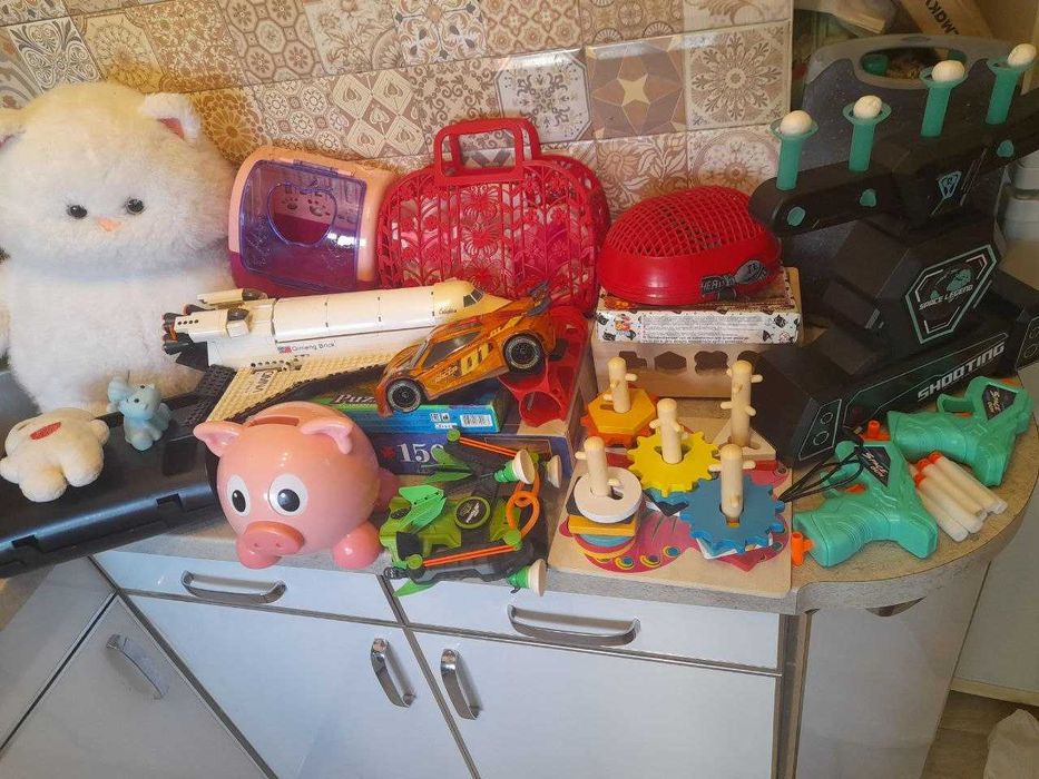 Лот іграшок для дітей