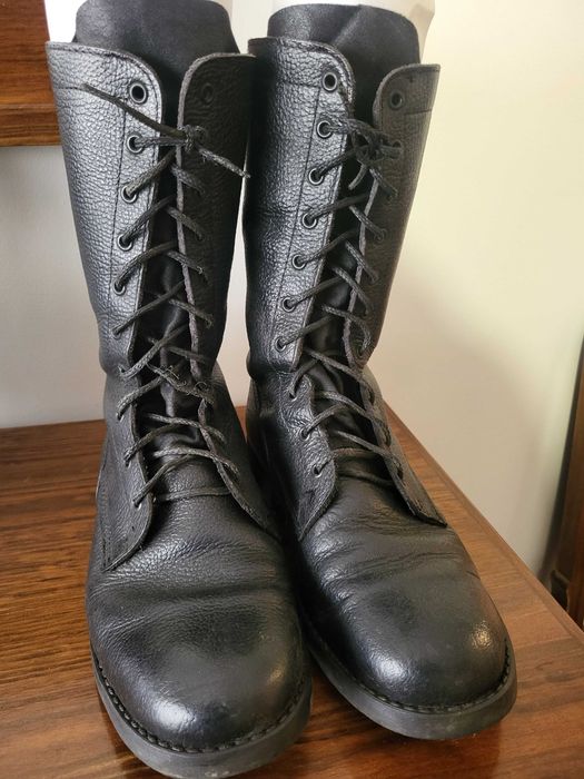 Botas militares genuínas (exército Portugal) de cano alto, pele preta, em excelente estado.
