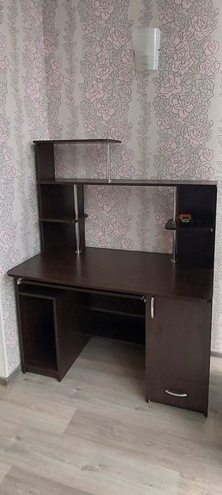 Продам стол компьютерный, письменный состояние нового
