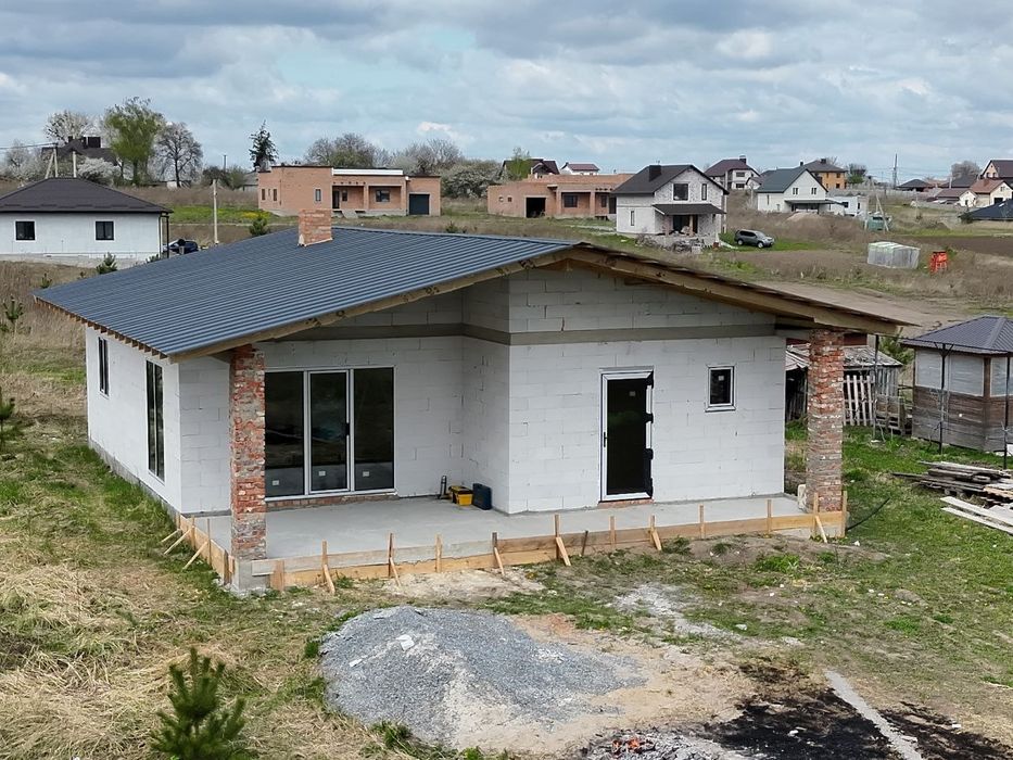 Продам будинок біля міста.