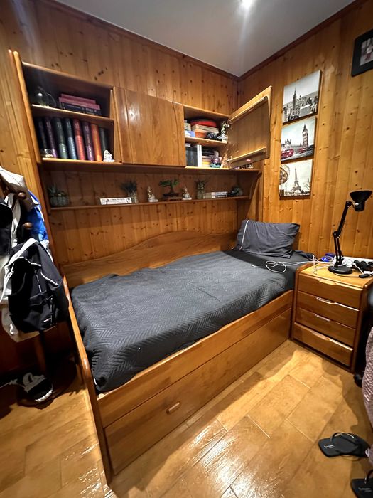 Cama de madeira maciça (90 x 200) e mesinha de cabeceira (65 x 44) com colchão incluido