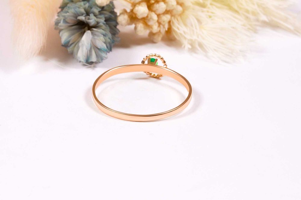 Кольцо из красного золота с изумрудом