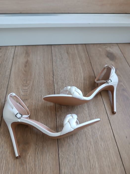 Białe sandały na szpilce