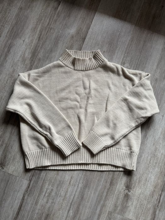 Bezowy sweter luzny akrylowy