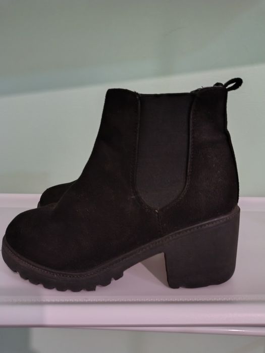 Взуття шкіряне .