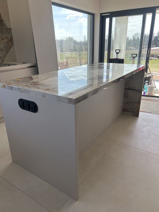 Montaż plytek wielkoformatowych