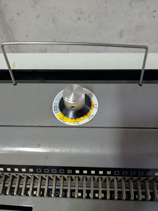 Máquina de encadernar argolas WireMac 31