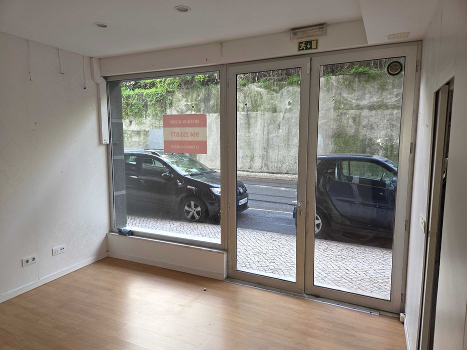 Loja em Algés com Garagem