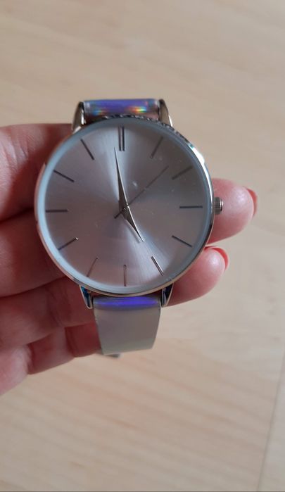 Zegarek firmy Reserved średnica koperty 4 cm srebrny efekt hologramu
