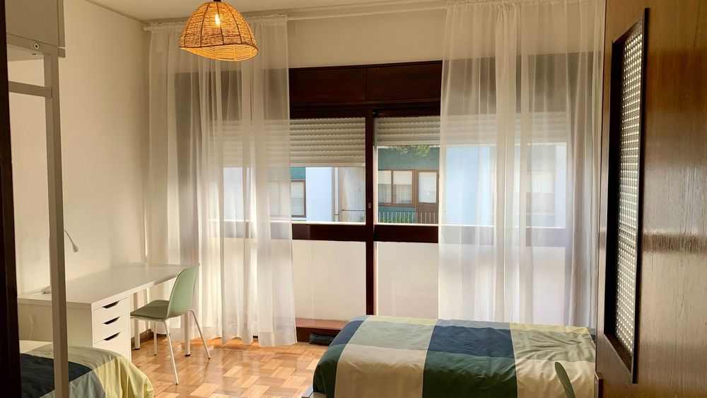Quarto duplo para arrendamento no Porto