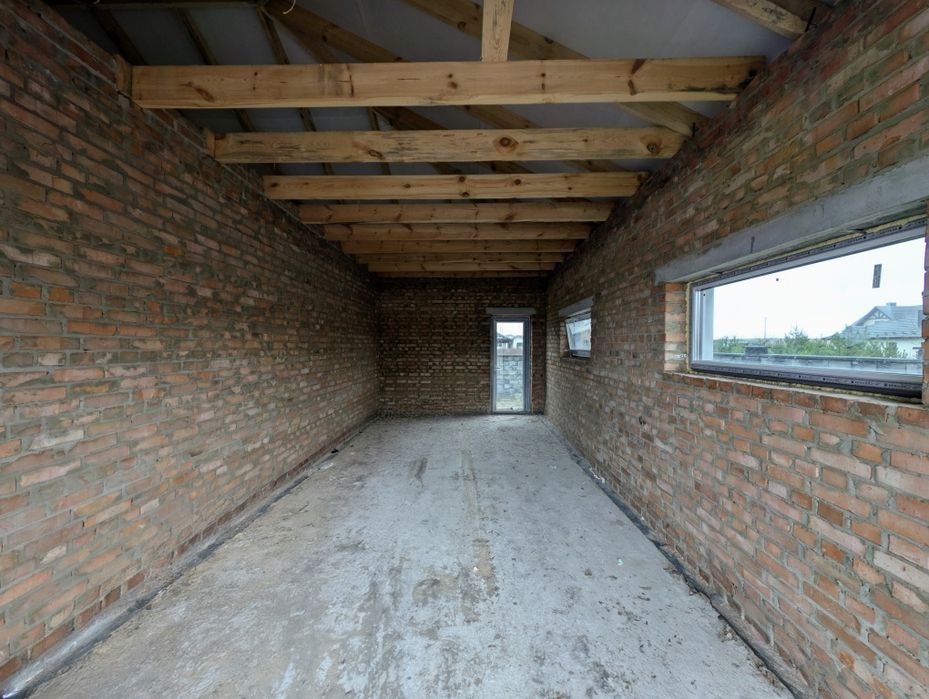 Просторий будинок біля міста