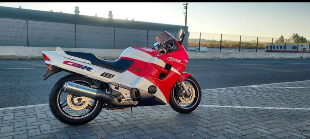 Cbr 1000f  troca ou venda