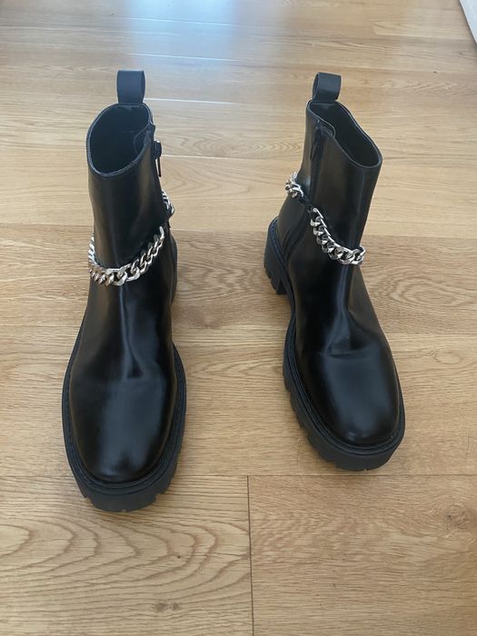 Botas Pretas com uma Corrente Prateada