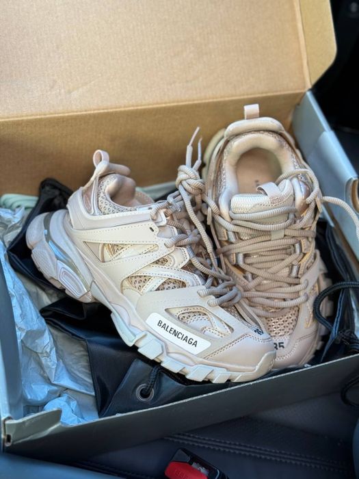 Кросівки balenciaga track жіночі в кольорах.