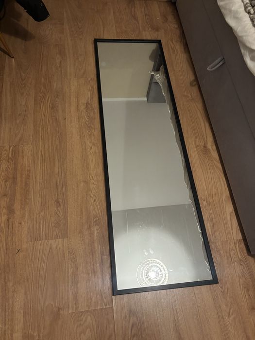 Lustro wiszące z metalową ramką