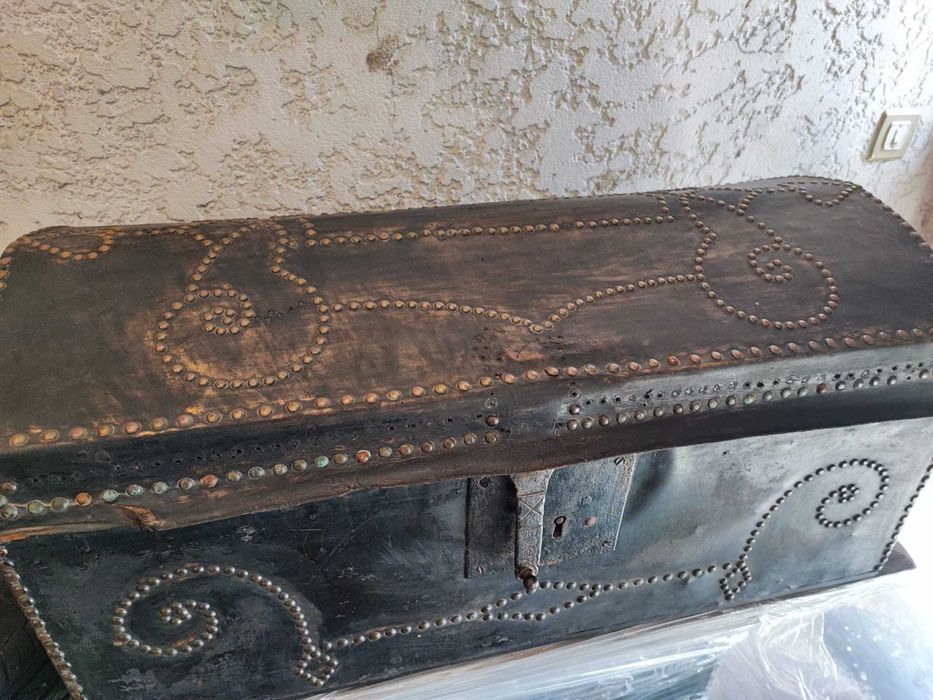 Báu antigo centenário de madeira forrado em pele