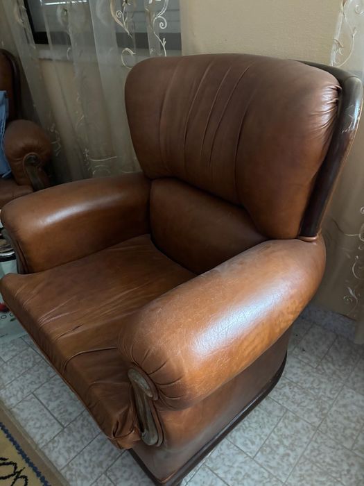 Sofá de 3 lugares + duas poltronas em pele