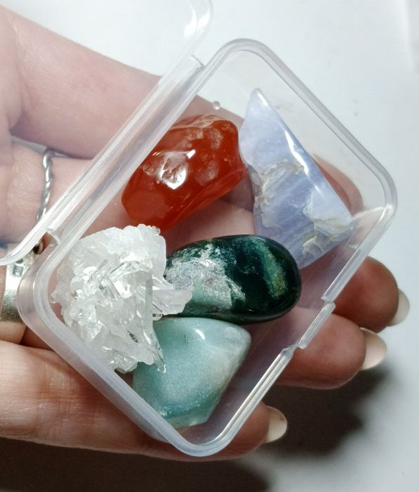 Zestaw minerałów w zamykanym pudełeczku