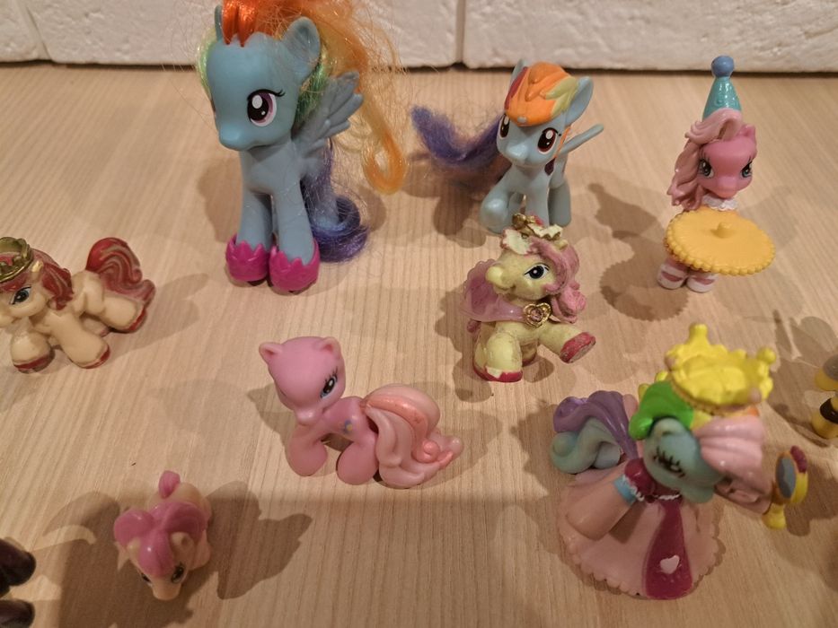 16 szt figurek kucyków.
