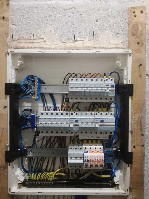 Elektryk z uprawnieniami, przyłącza instalacje elektryczne , pomiary,