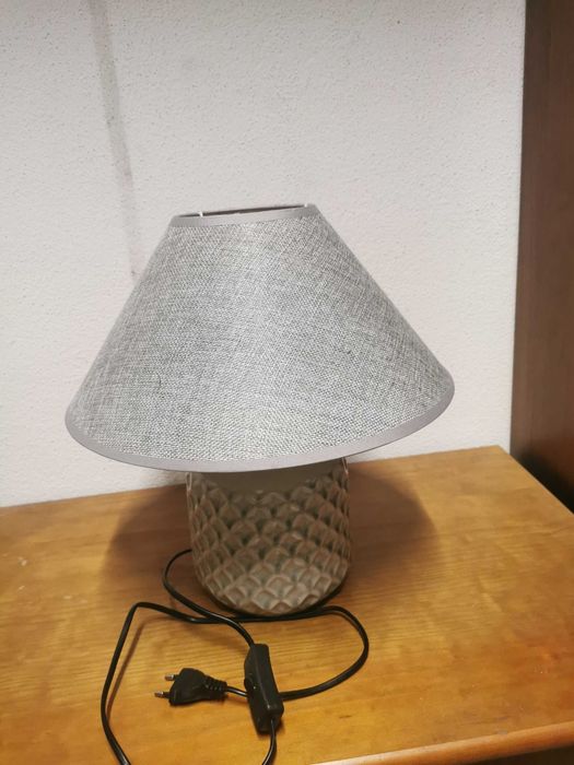 Candeeiro de mesa em tons de cinza em ótimo estado de conservação e funcionamento.