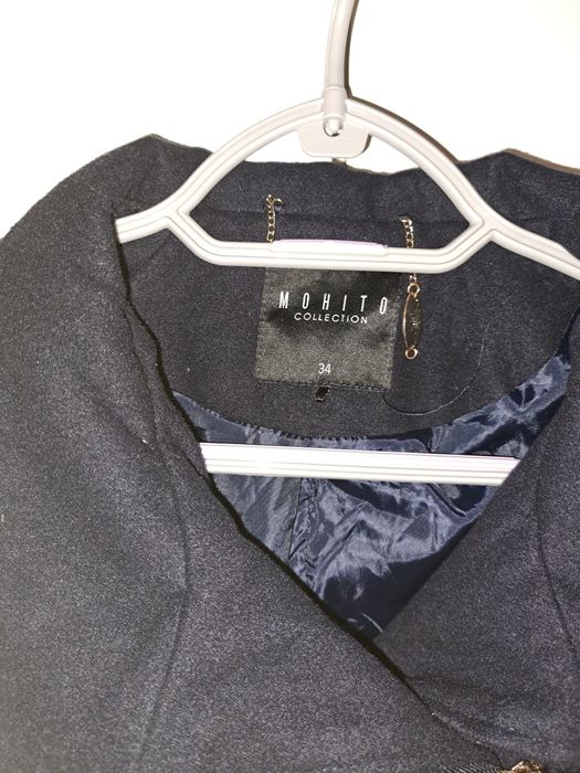 Damski granatowy płaszcz z Mohito