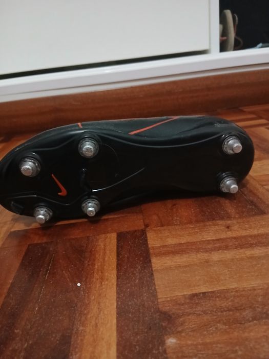 Esta é uma chuteira de futebol Nike Mercurial Superfly 7 SG preta