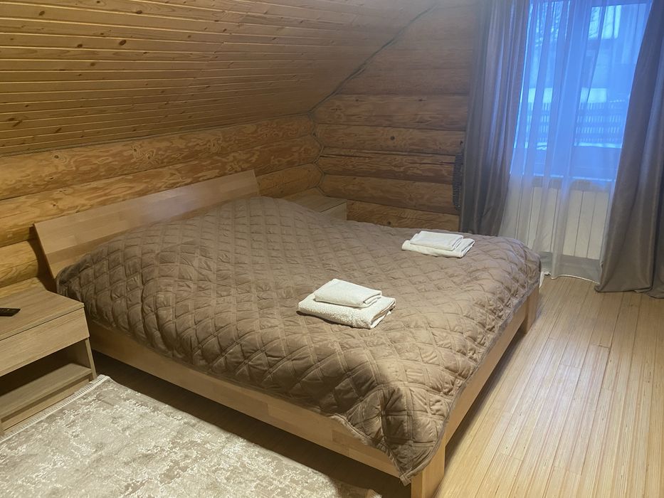 Здають деревʼяні двоповерхові будинки з кухнею