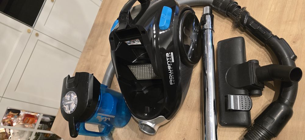 Mocny bezworkowy odkurzacz firmy ROWENTA Compact Power o mocy 1800W.
