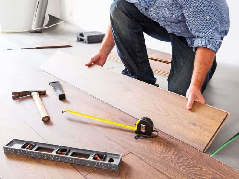 Układanie montaż paneli podłogowych, deski barlineckiej, malowanie.