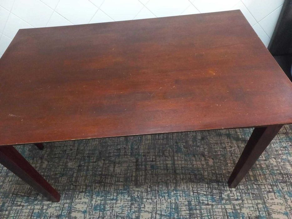 Mesa de cozinha em bom estado