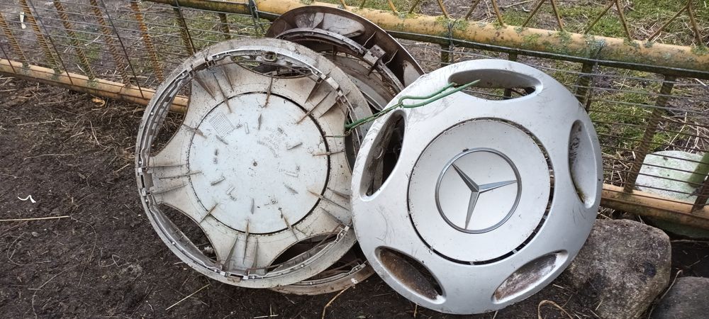 Kołpaki; dekle do Mercedesa